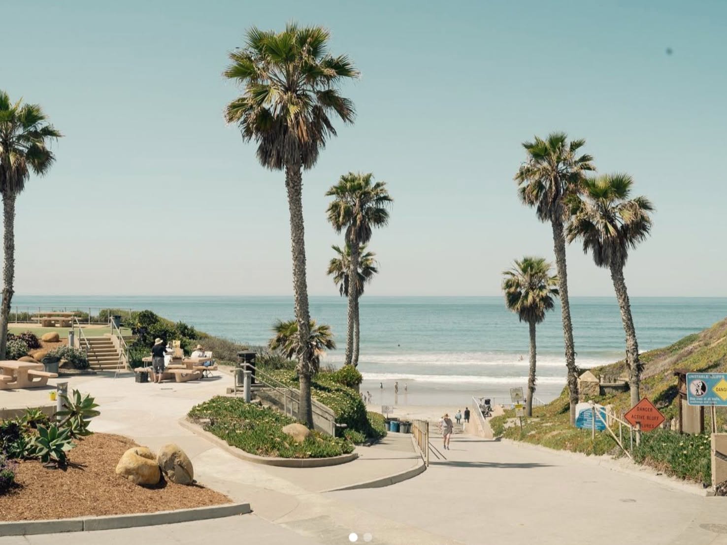 Palm-lined path down to the Solana Beach shore